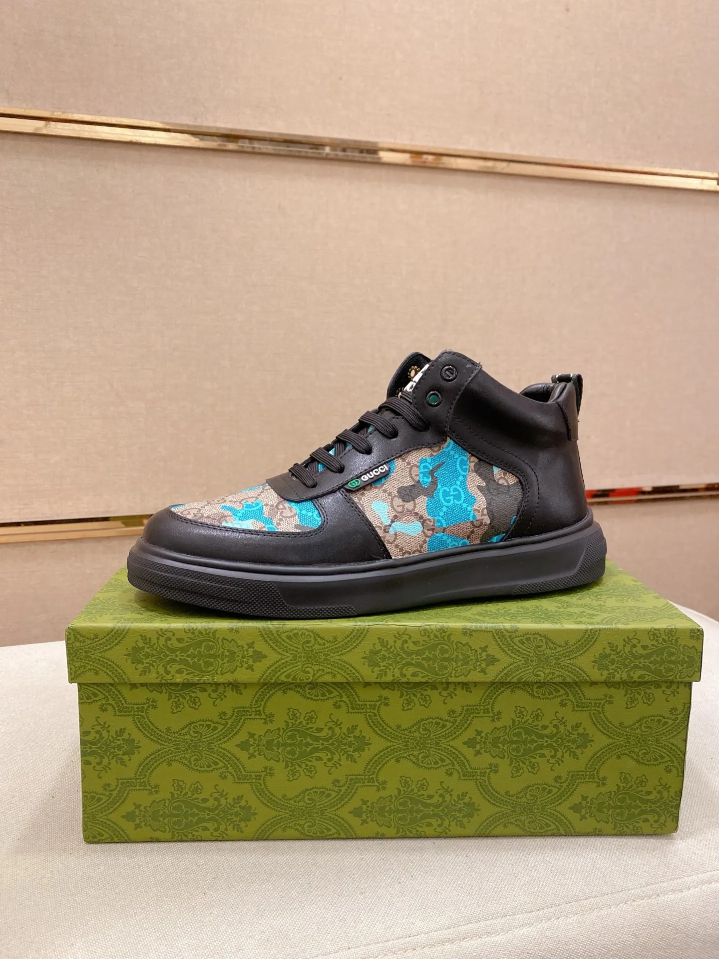 Factory price: 420💰 (GUCCI) The latest model from the official website🎁🎁Casual and fashionable men's shoes👟, hot style💥The version is simple and elegant, exclusive for trendy men. The unique latest brand elements from the official website👑Original Gucci decoration, fashionable and generous, the fabric is original cowhide ✅Mesh breathable lining, the official website specifies wear-resistant casual outsole, the classic model is taken in kind at the counter🎬38-44 (can be customized for 45 non-refundable)
